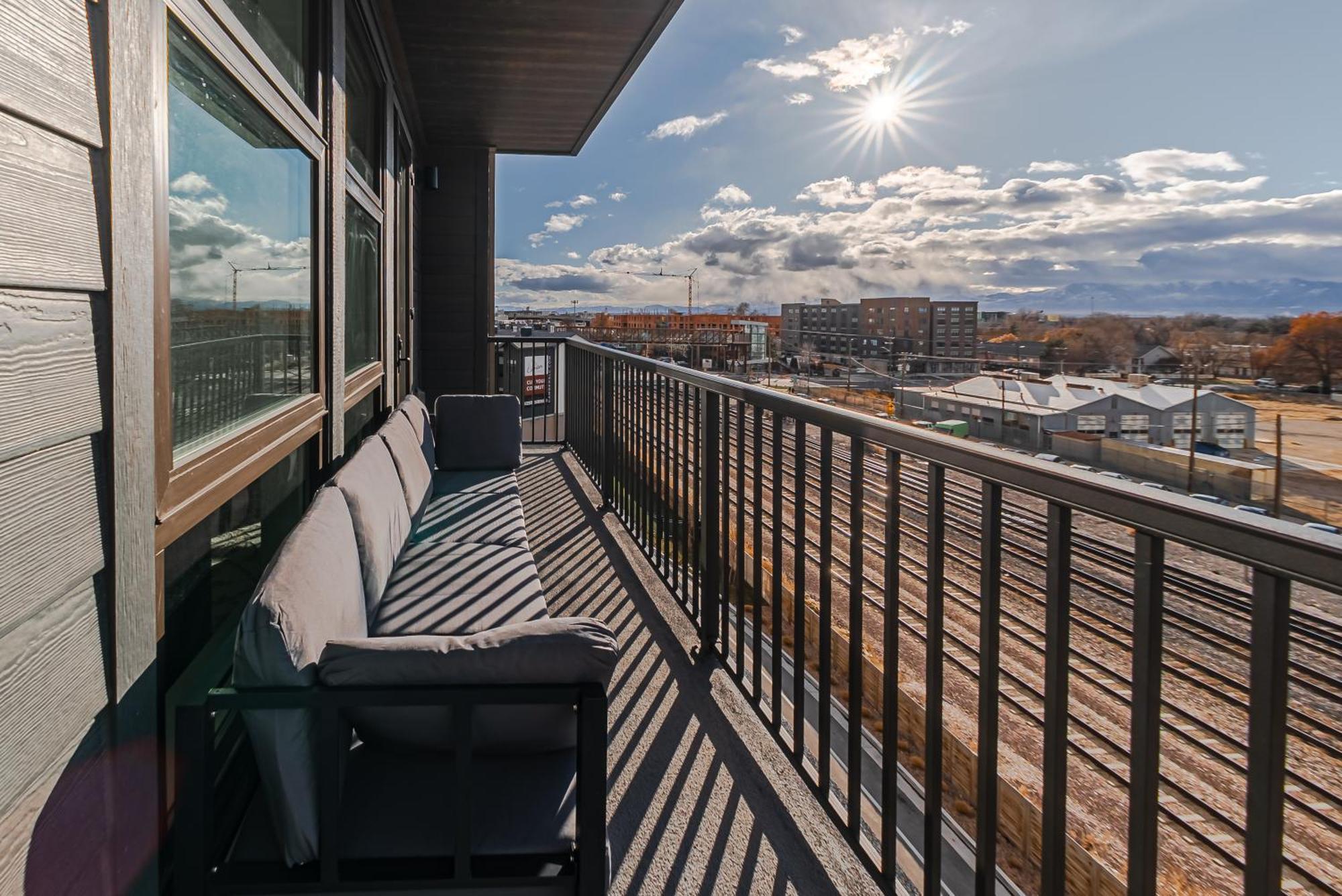 Designer New 2bd 2ba Pool,htub,gym,bowling Apartment *
