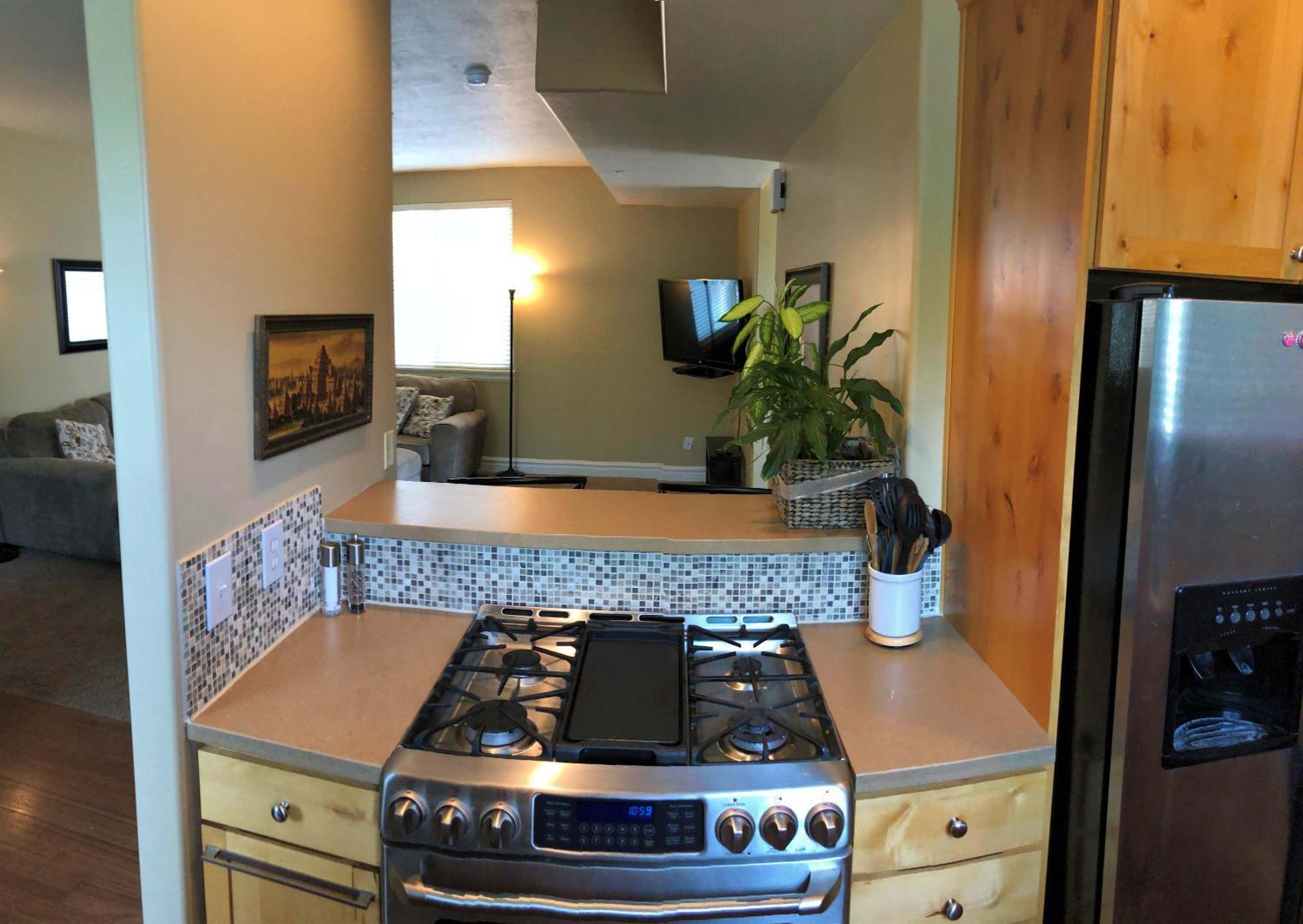 Modern Townhome Near The Center Of The