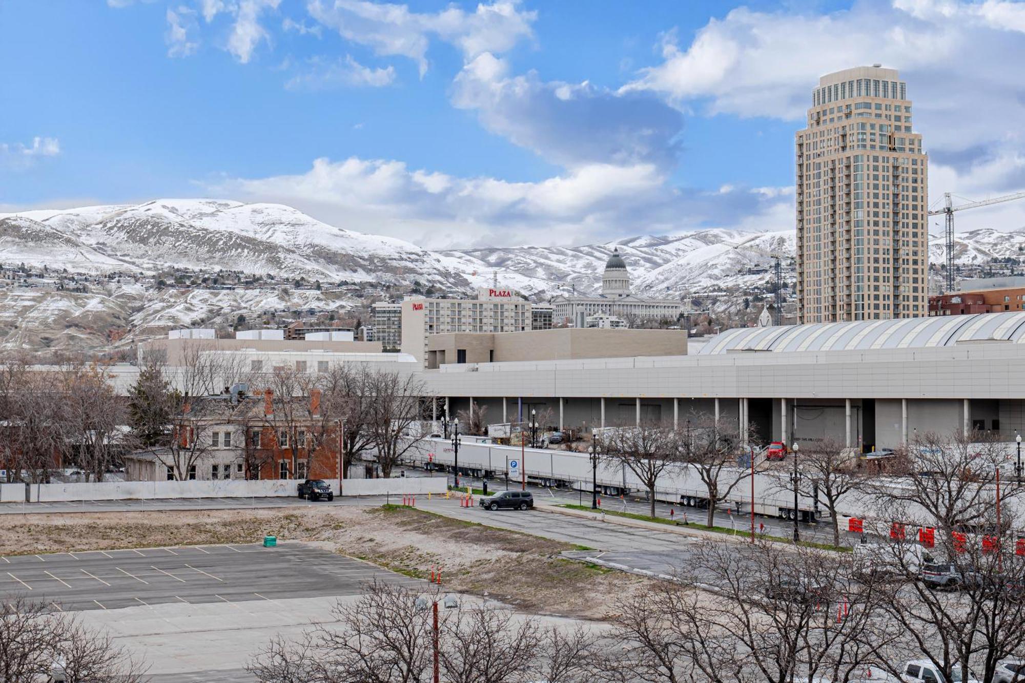 Convention Ctr-spacious 2br 2ba-spa,pool,gym,pkg Apartment