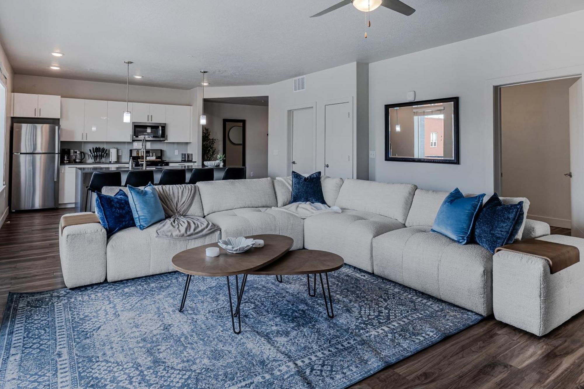 Convention Ctr-spacious 2br 2ba-spa,pool,gym,pkg Apartment *