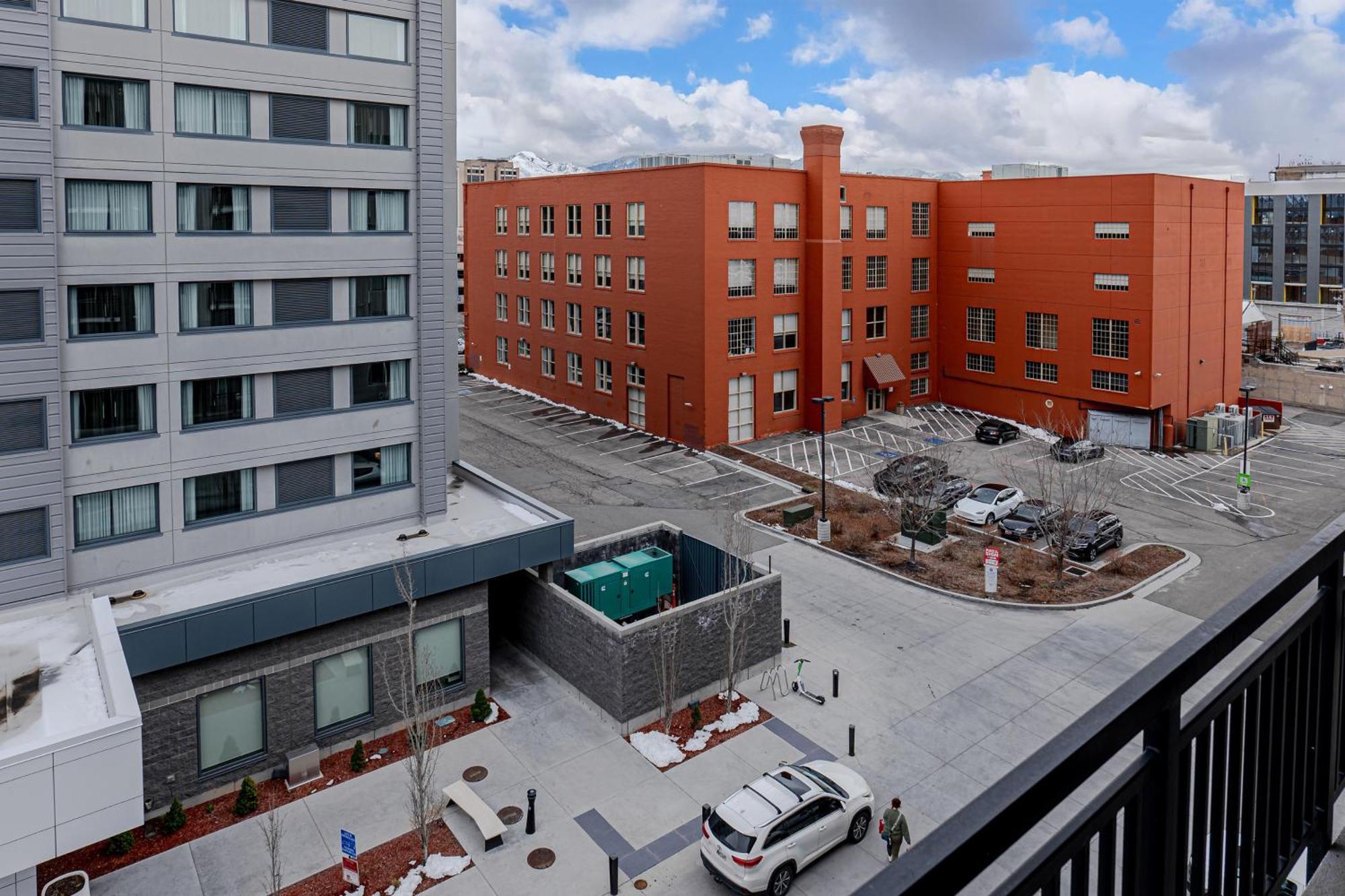 Convention Ctr-spacious 2br 2ba-spa,pool,gym,pkg Apartment *