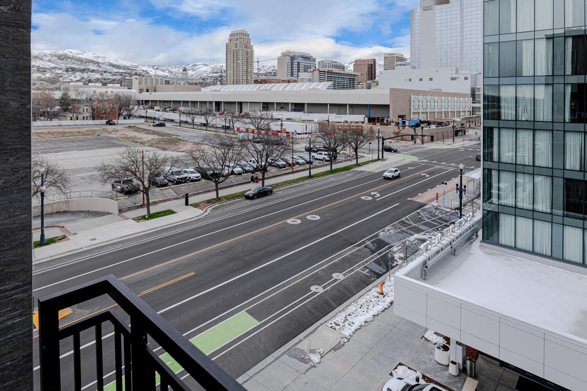 Apartment Convention Ctr-spacious 2br 2ba-spa,pool,gym,pkg *