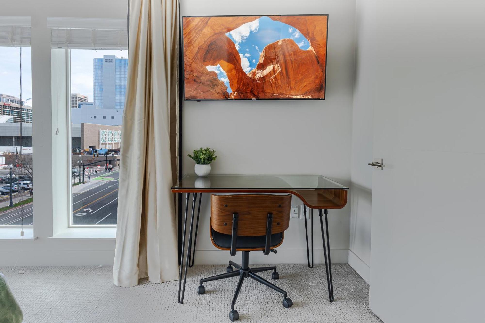 Apartment Convention Ctr-spacious 2br 2ba-spa,pool,gym,pkg *