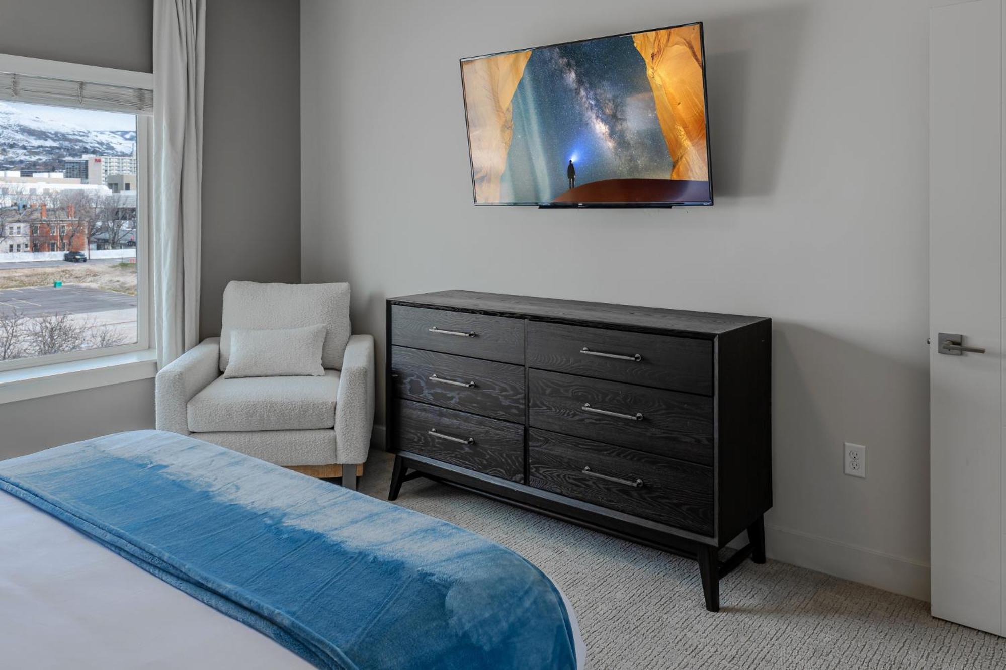 Apartment Convention Ctr-spacious 2br 2ba-spa,pool,gym,pkg *