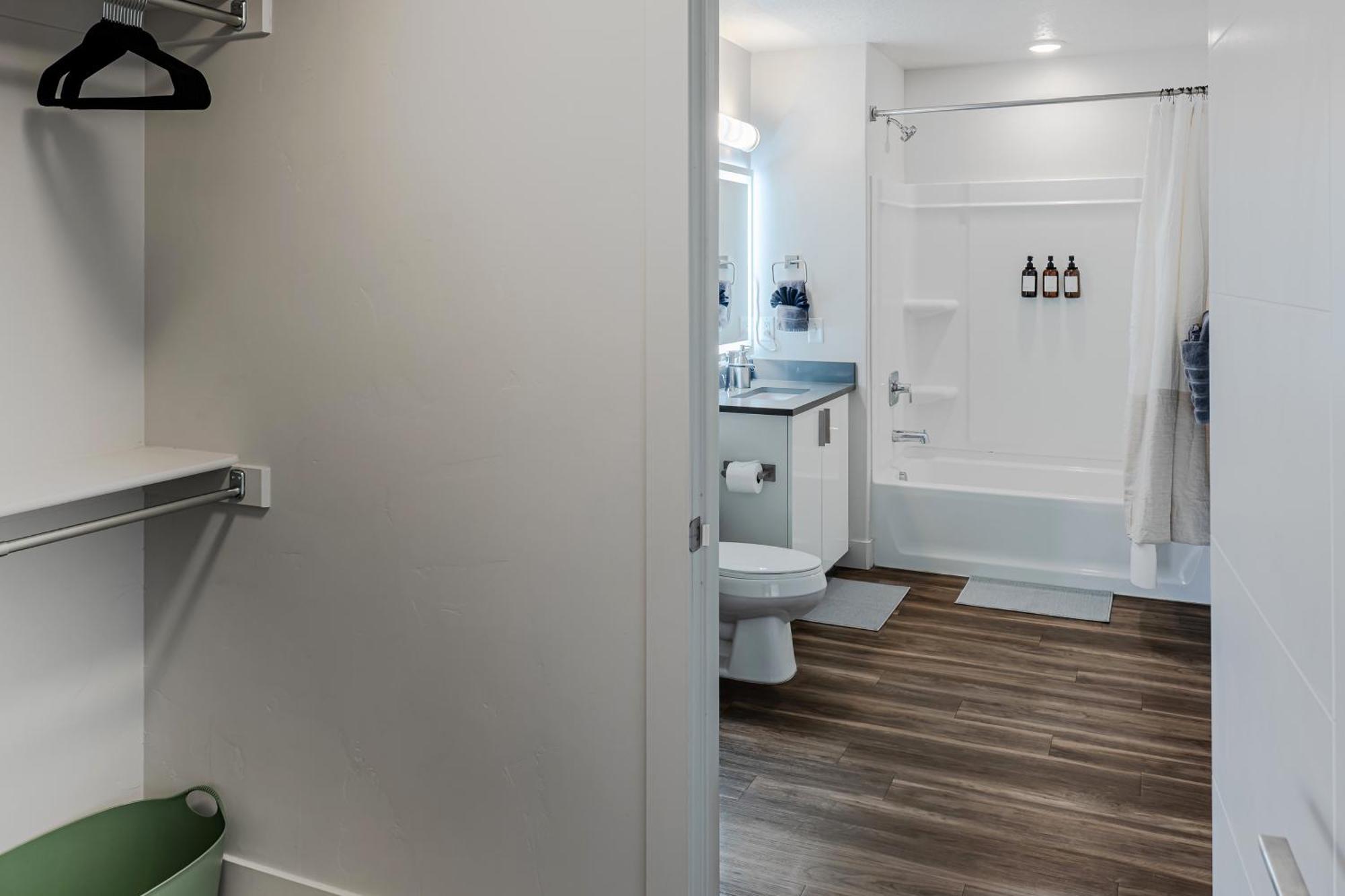 Apartment Convention Ctr-spacious 2br 2ba-spa,pool,gym,pkg *