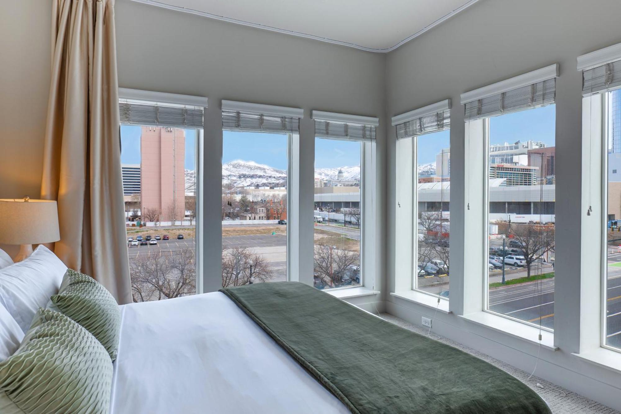 Convention Ctr-spacious 2br 2ba-spa,pool,gym,pkg Apartment