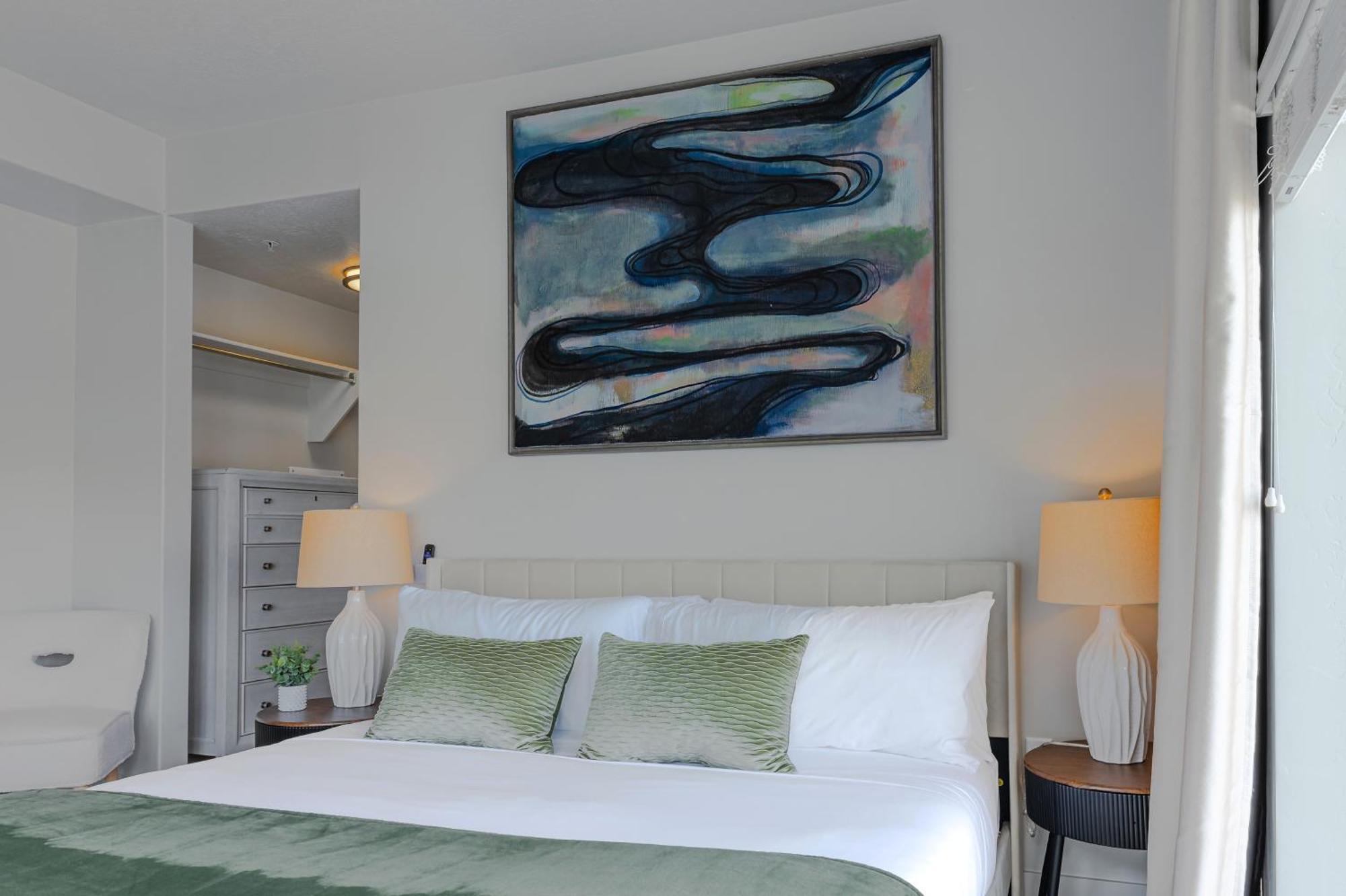 Convention Ctr-spacious 2br 2ba-spa,pool,gym,pkg Apartment *