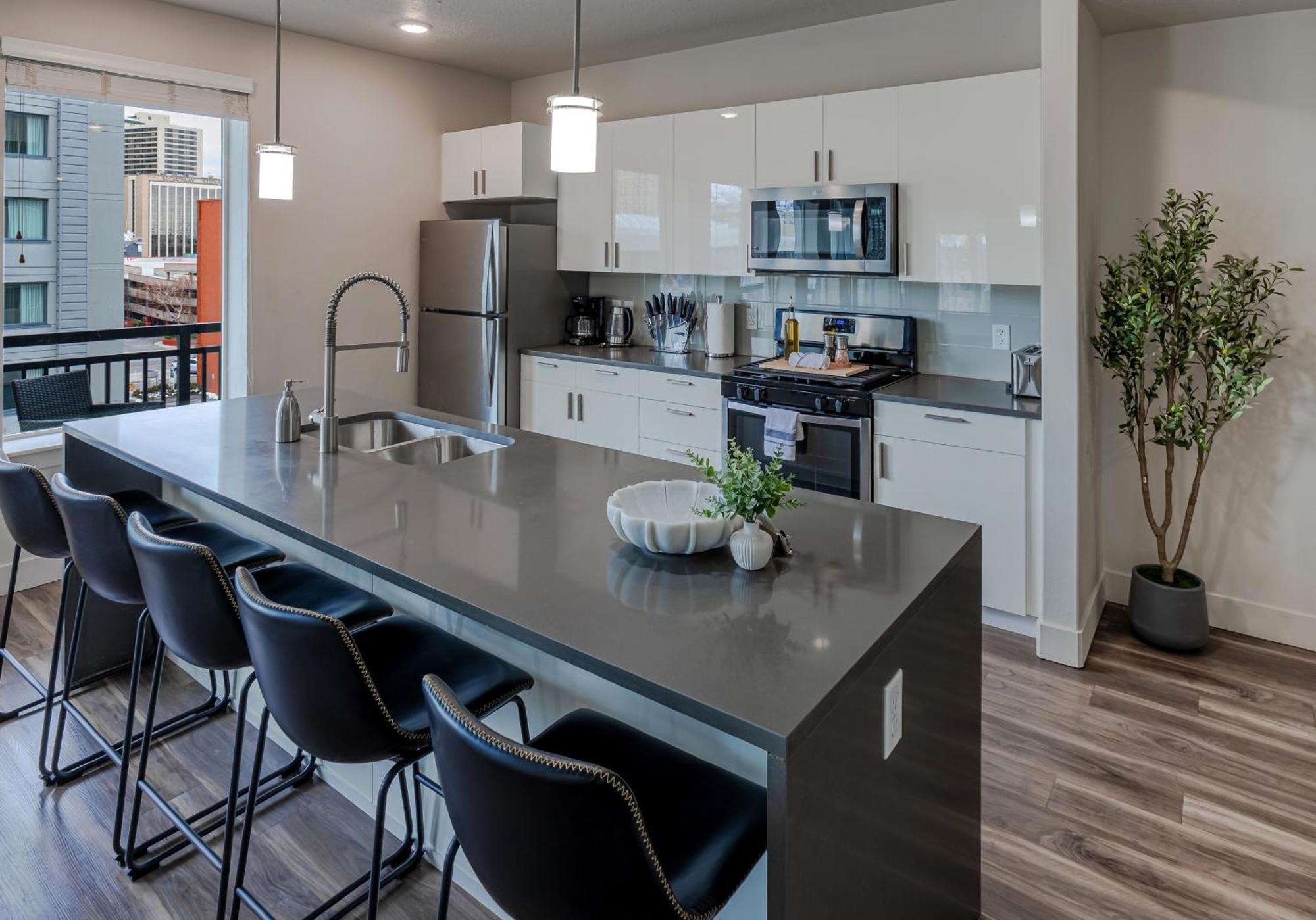 Convention Ctr-spacious 2br 2ba-spa,pool,gym,pkg * Salt Lake City