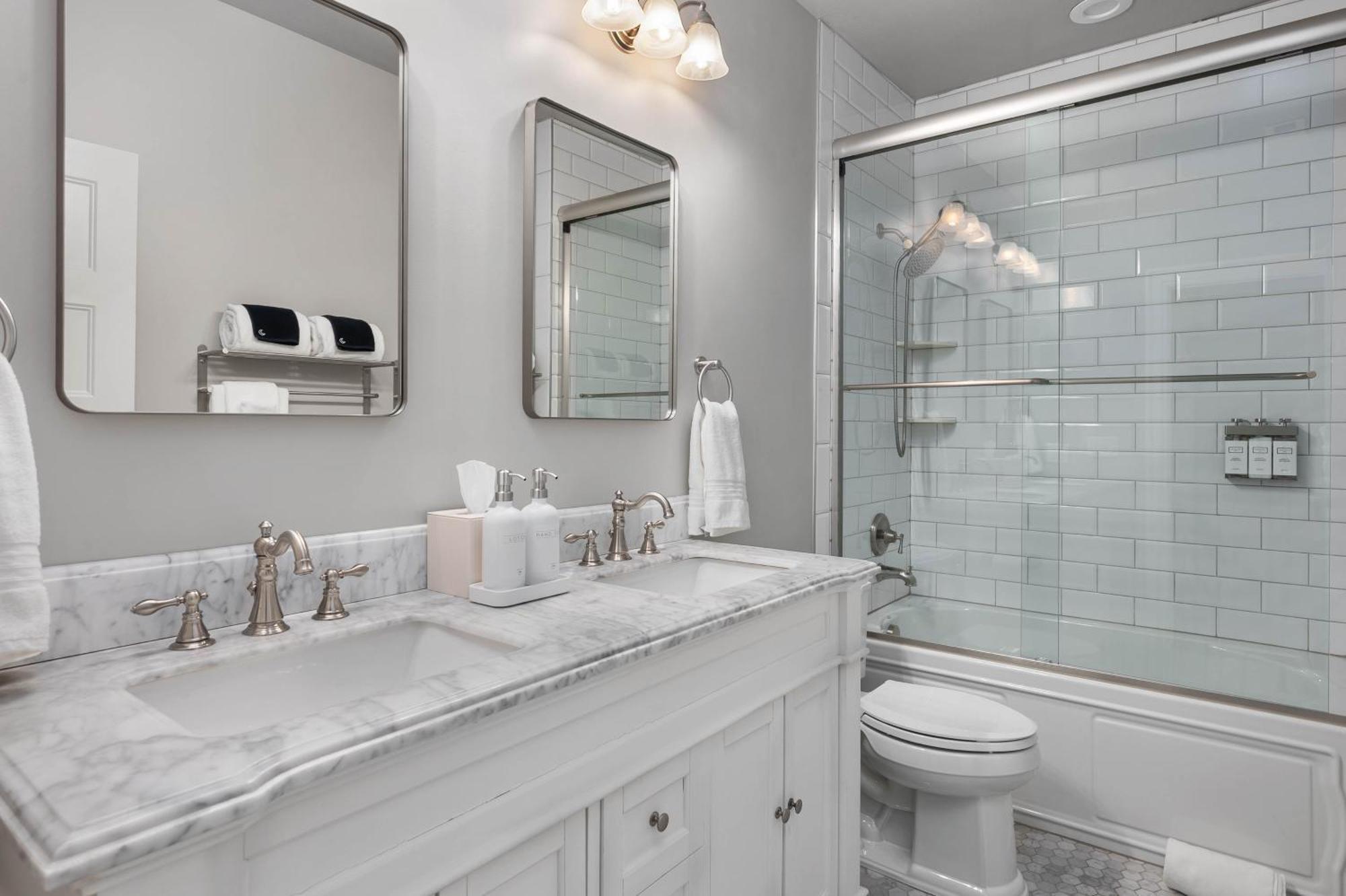 Holiday home Luxury Downtown Retreat 4br W Hot Tub & Views *