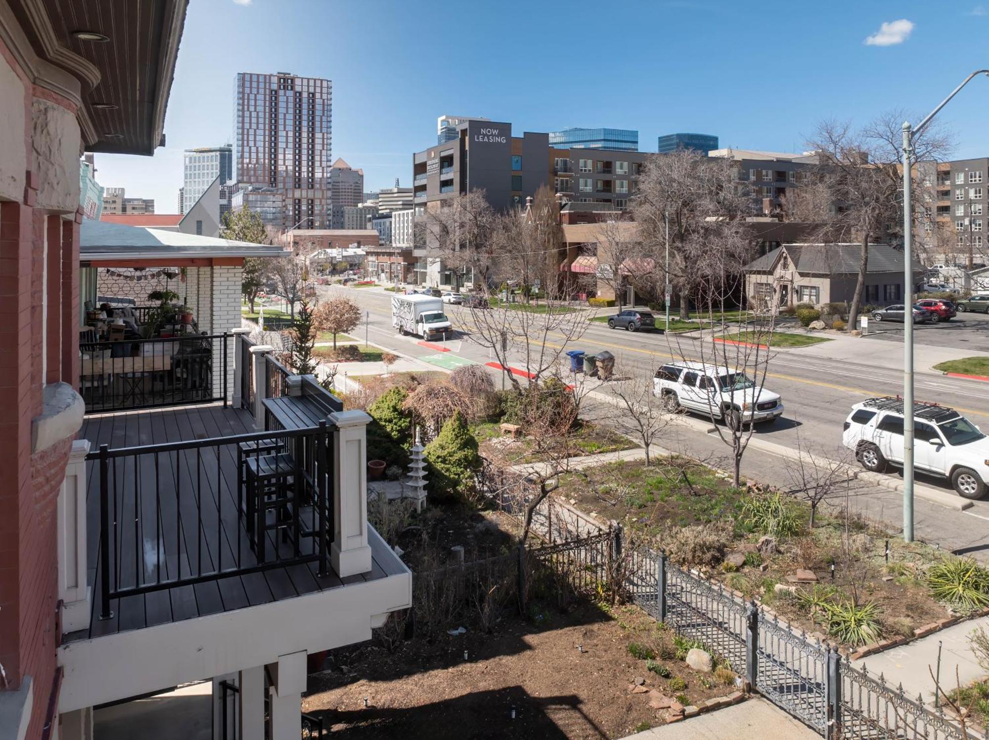 Luxury Downtown Retreat 4br W Hot Tub & Views Holiday home
