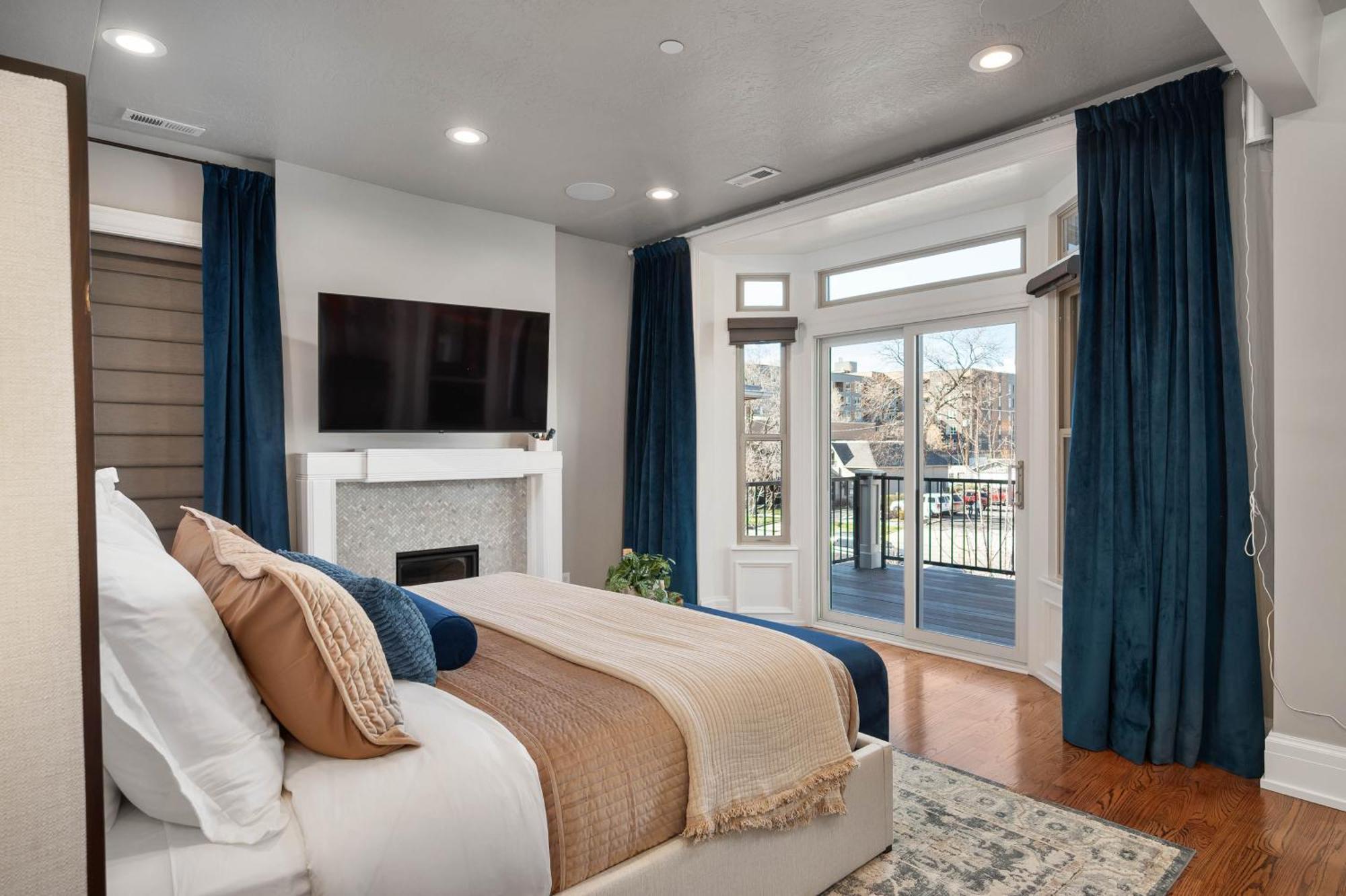 Luxury Downtown Retreat 4br W Hot Tub & Views Holiday home