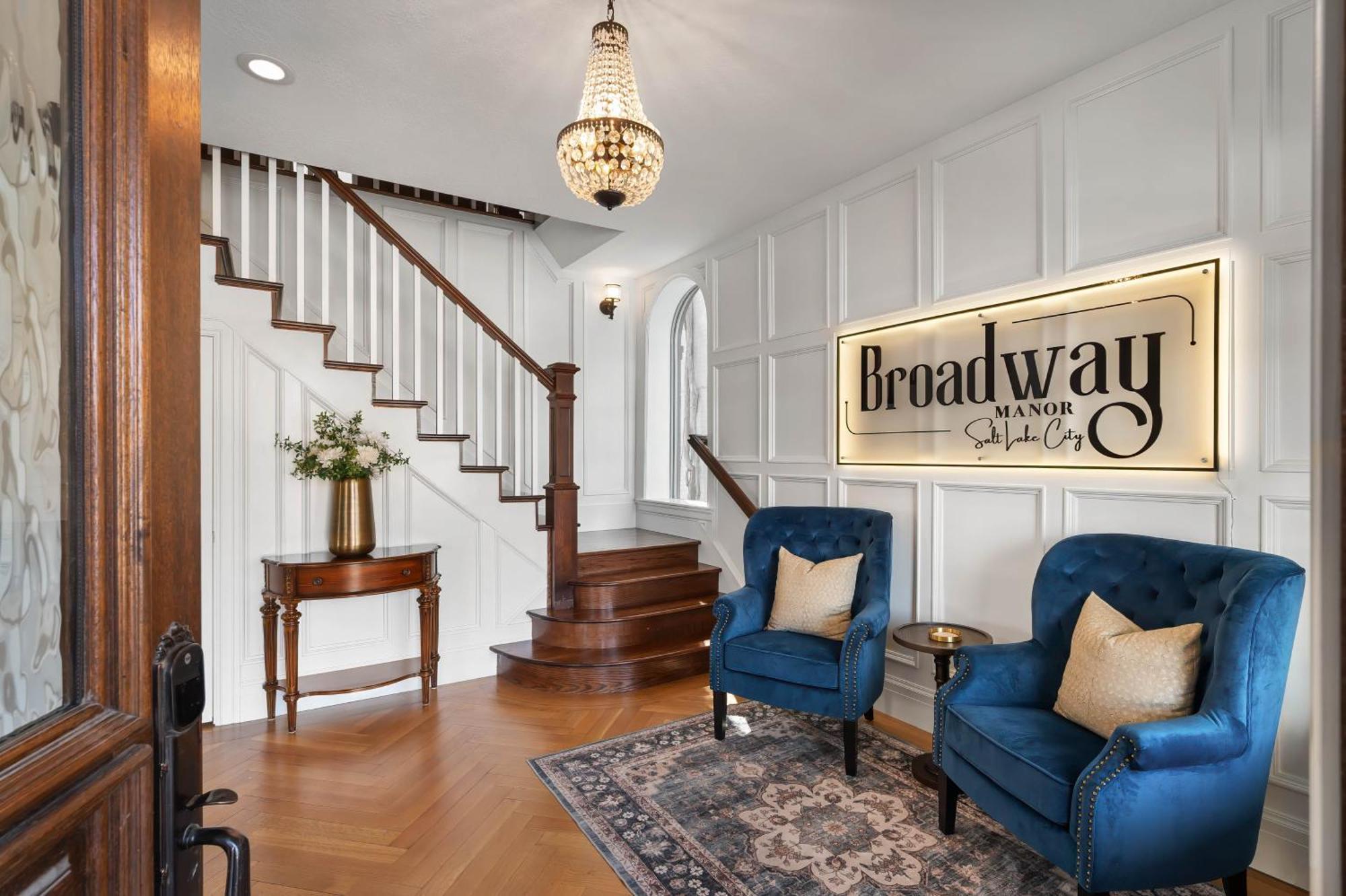 Luxury Downtown Retreat 4br W Hot Tub & Views Holiday home