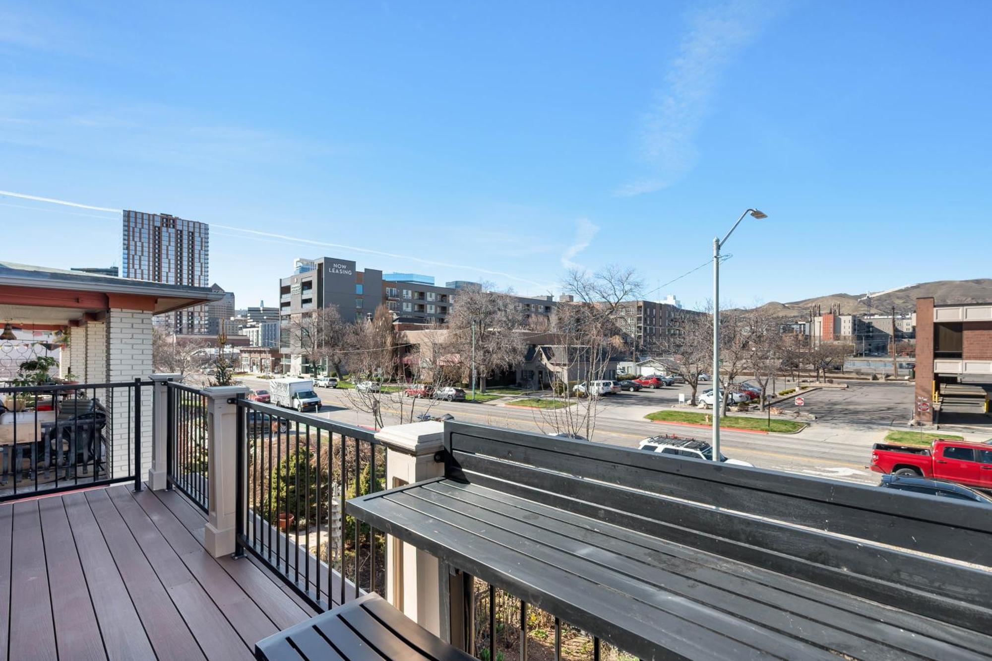Luxury Downtown Retreat 4br W Hot Tub & Views Holiday home
