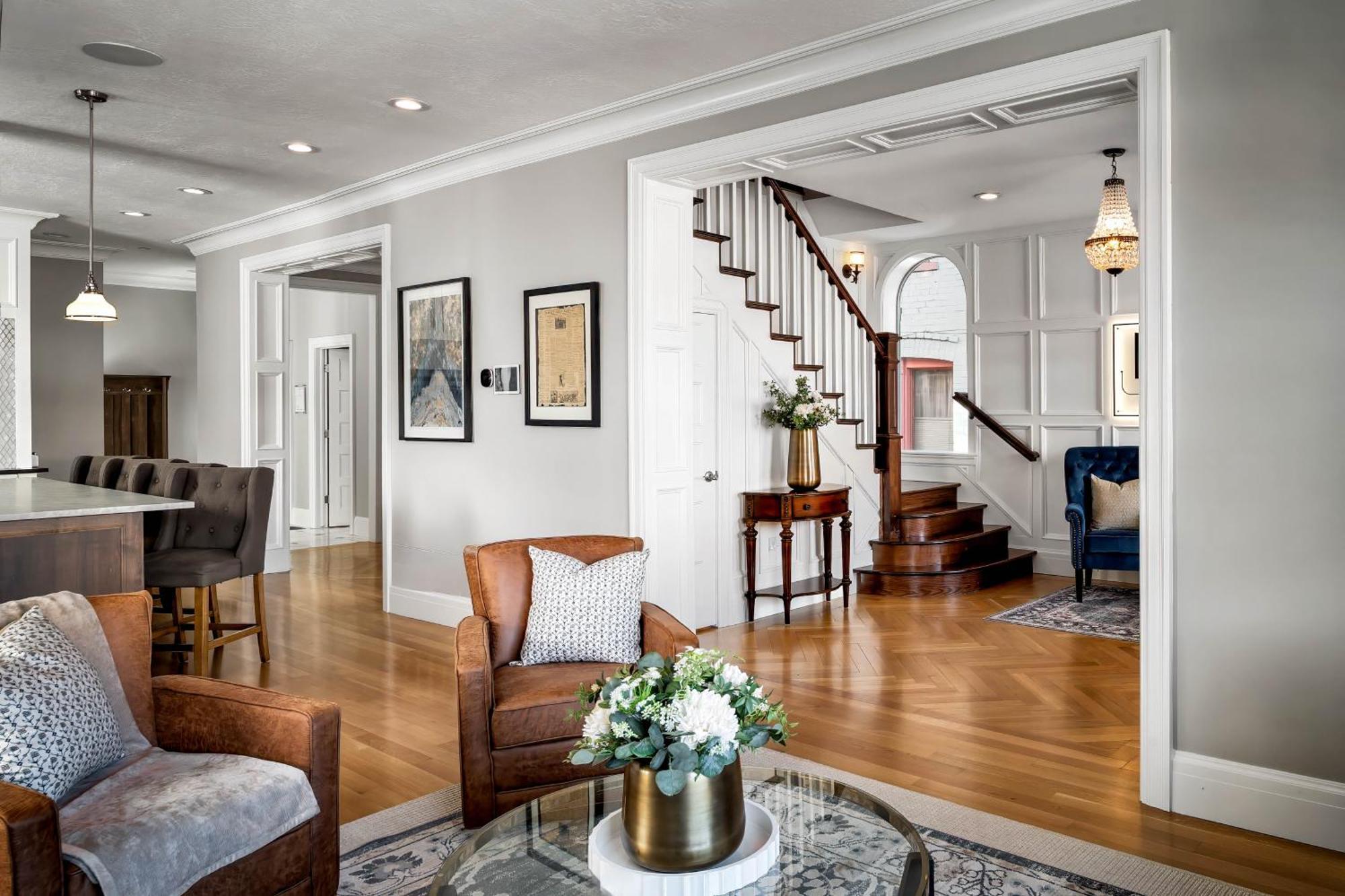 Luxury Downtown Retreat 4br W Hot Tub & Views Holiday home *
