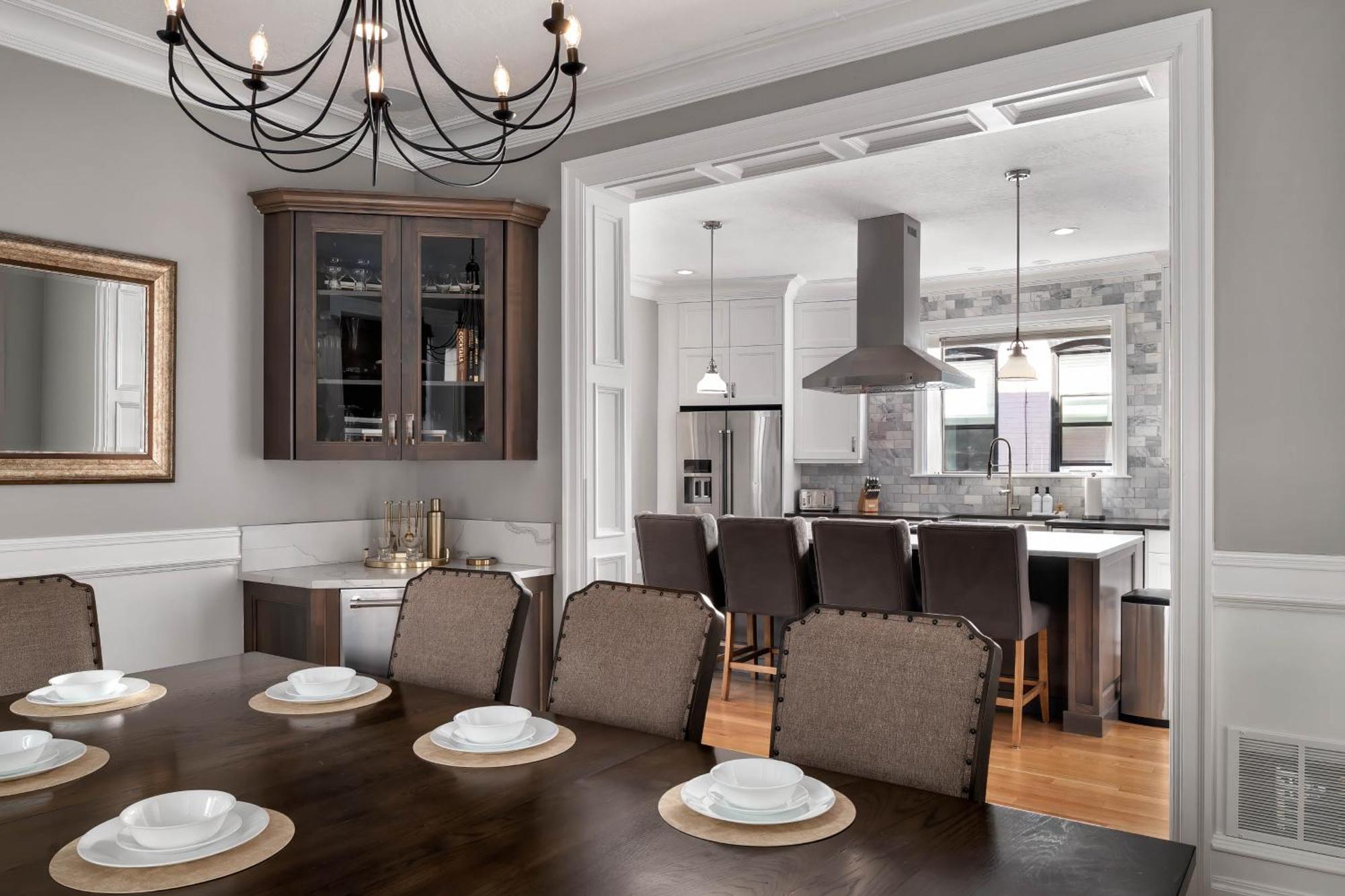 Luxury Downtown Retreat 4br W Hot Tub & Views *