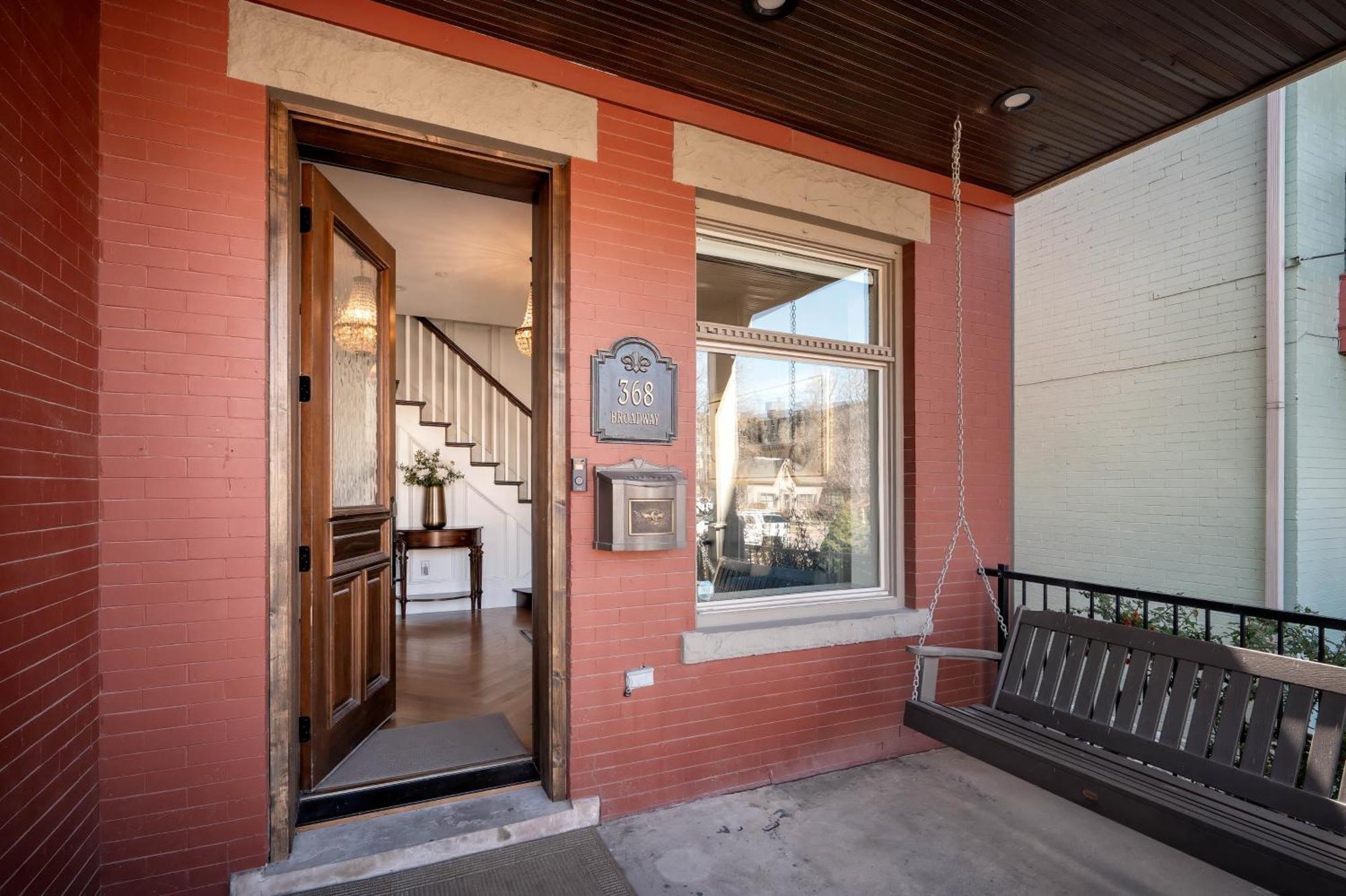 Luxury Downtown Retreat 4br W Hot Tub & Views Holiday home
