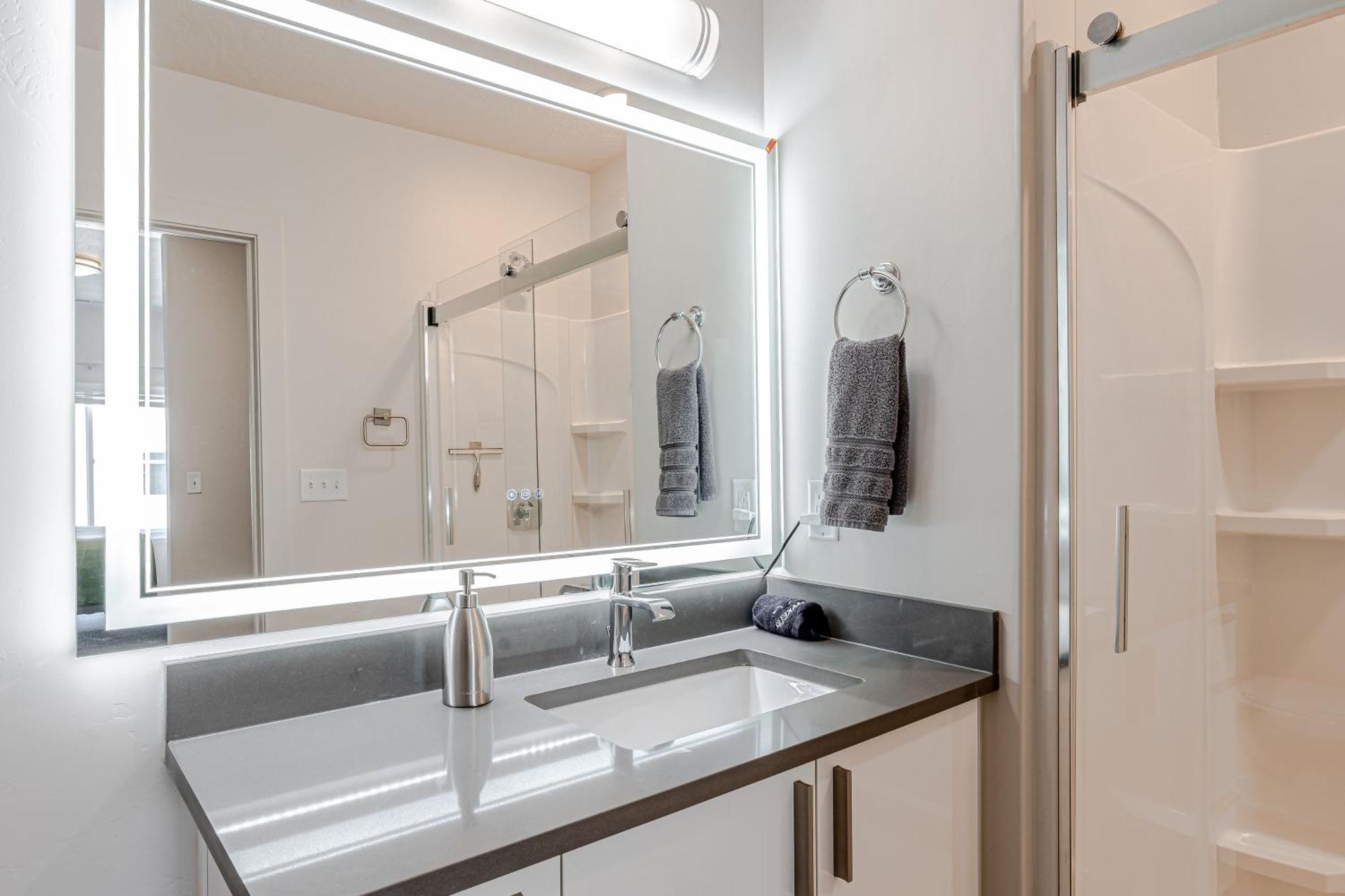Apartment Convention Center Lux - 2br 2ba - Pool Gym Hottub *