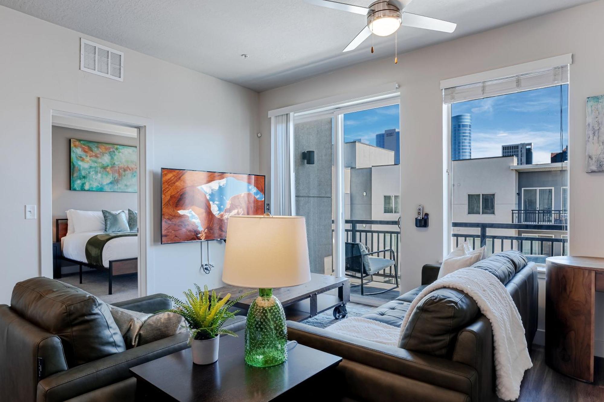 Convention Center Lux - 2br 2ba - Pool Gym Hottub Apartment