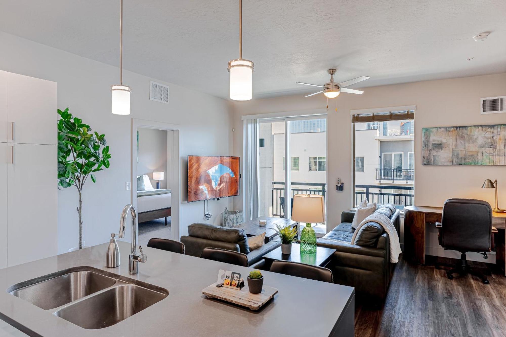 Apartment Convention Center Lux - 2br 2ba - Pool Gym Hottub