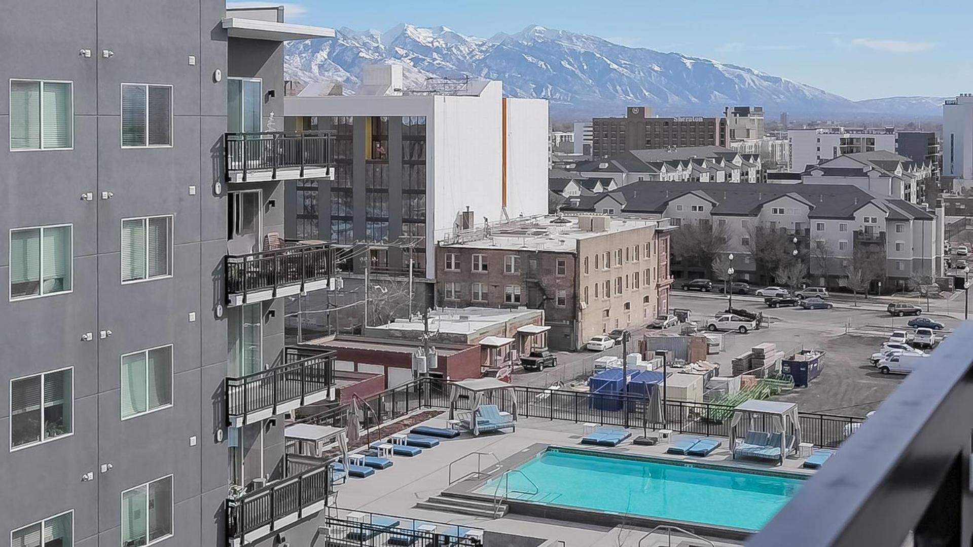 Convention Center Lux - 2br 2ba - Pool Gym Hottub Apartment *