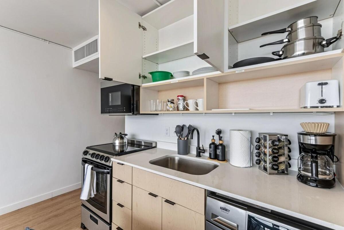 Modern Downtown High Rise Gym Free Pkg Apartment