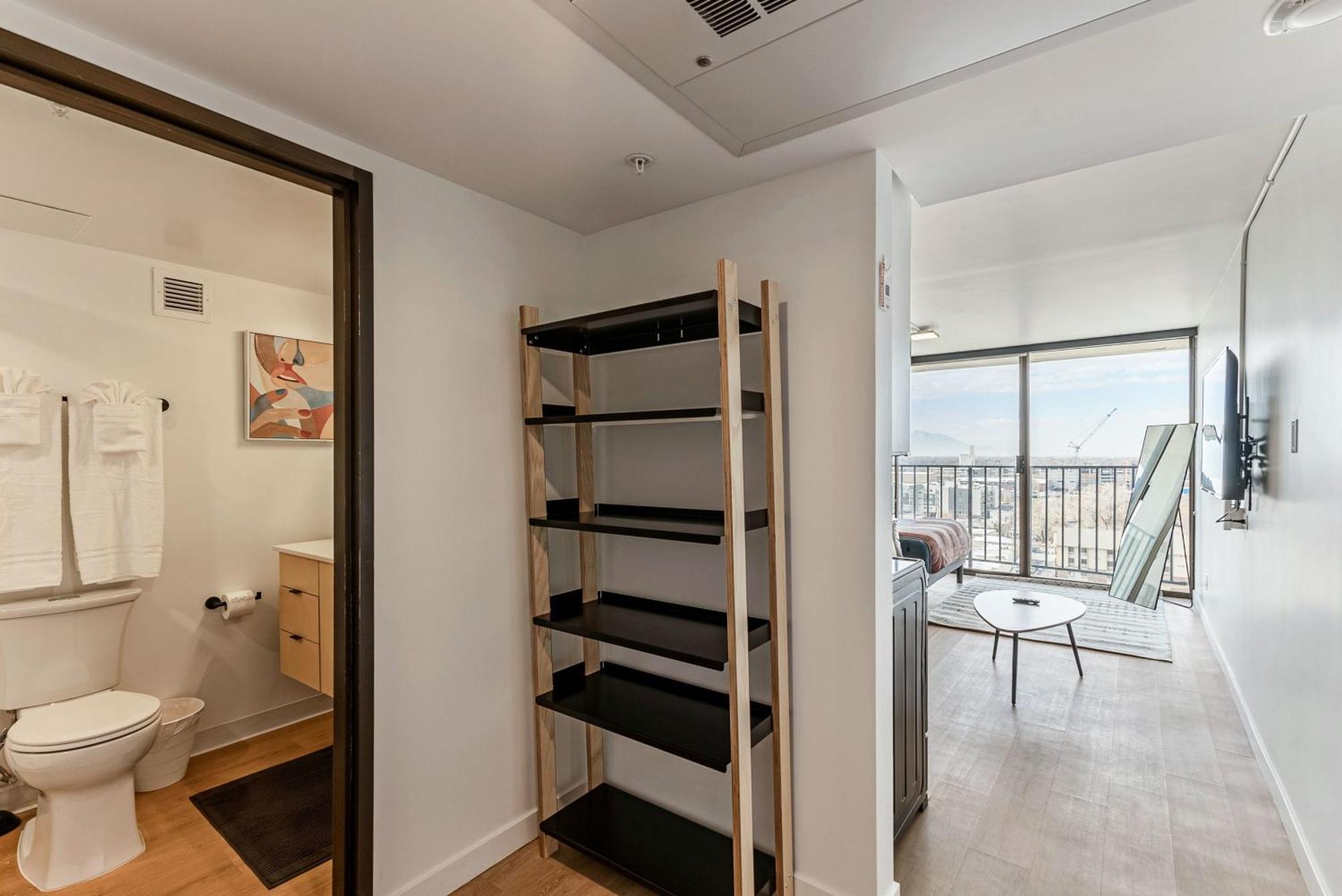 Apartment Downtown Stylish Cozy Vibe Work Area Free Pkg Gym