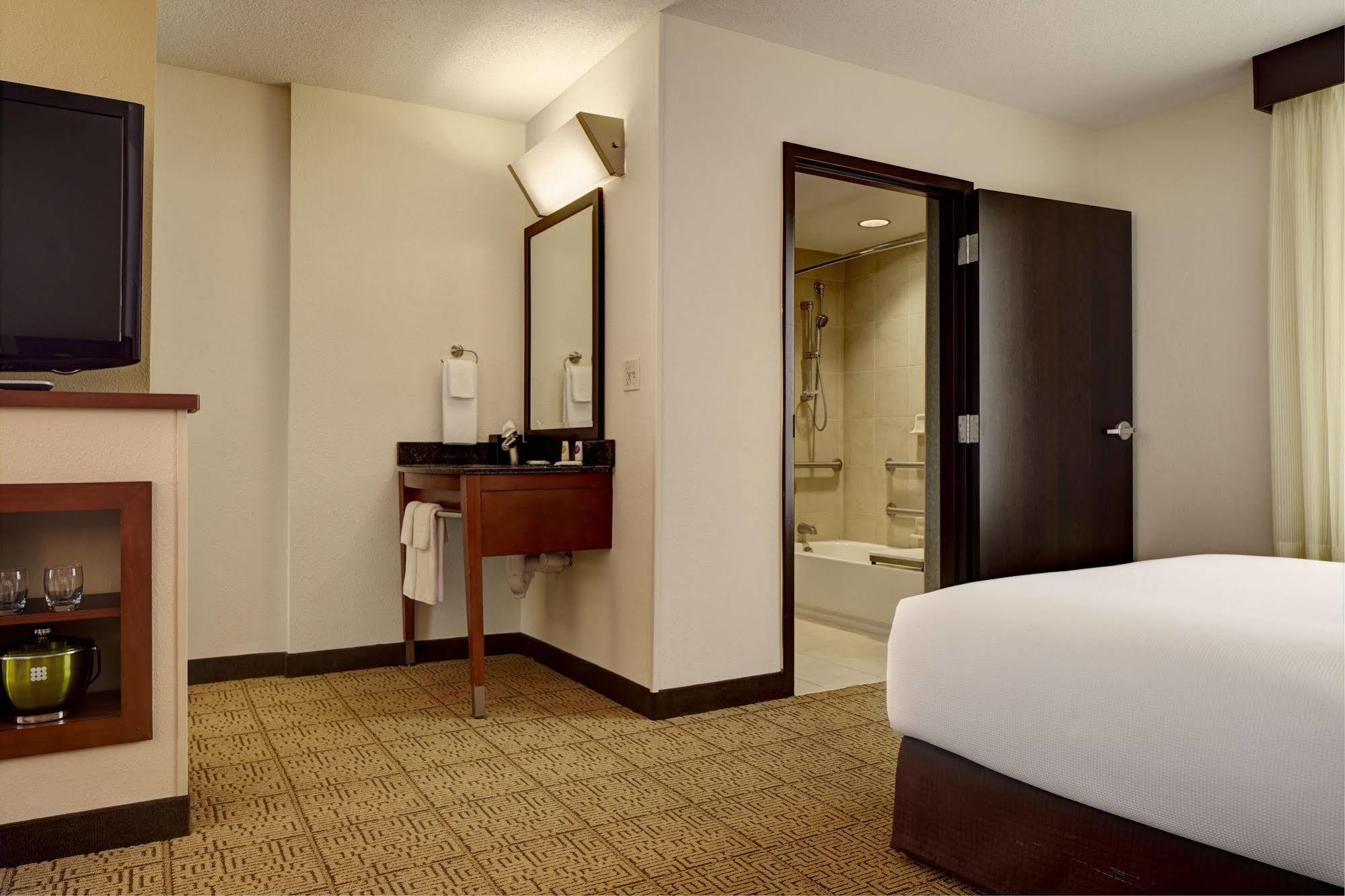 Hyatt Place Salt Airport 3*