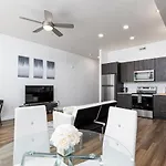 Modern 1B Loft Near Downtown With King Bed, Workstation, Fast Wi-Fi