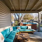 Ski Bum Chalet Close To Resorts
