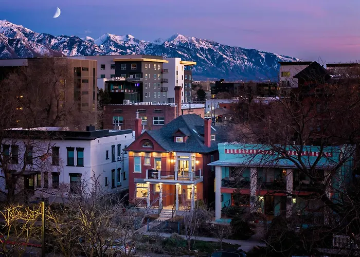 Luxury Downtown Retreat 4Br W Hot Tub & Views