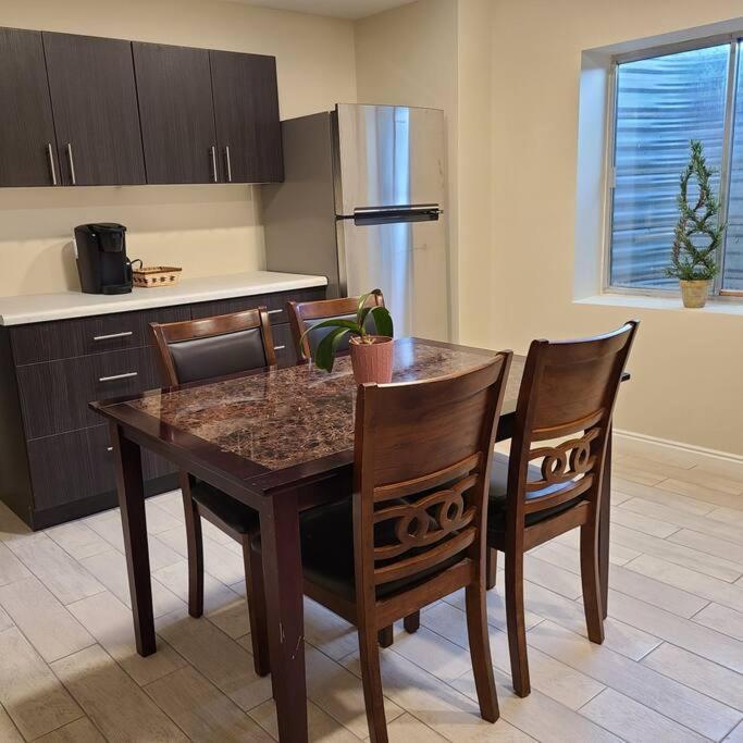 Holiday home Entire Huge Basement! Fast Wifi! Private Entrance!