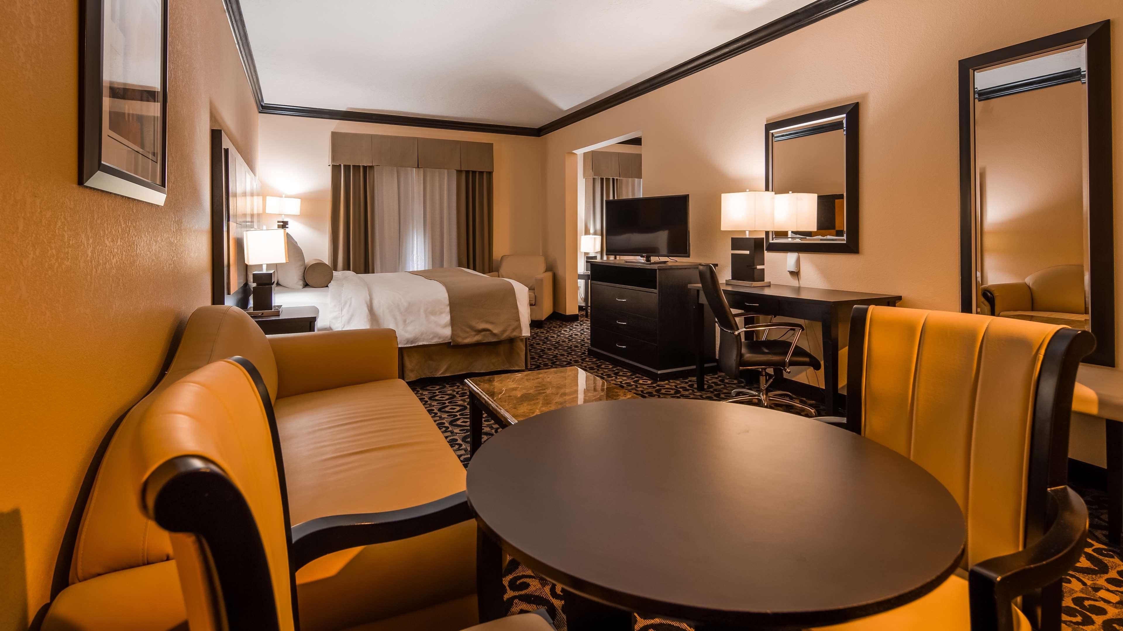 Hotel Western Airport &