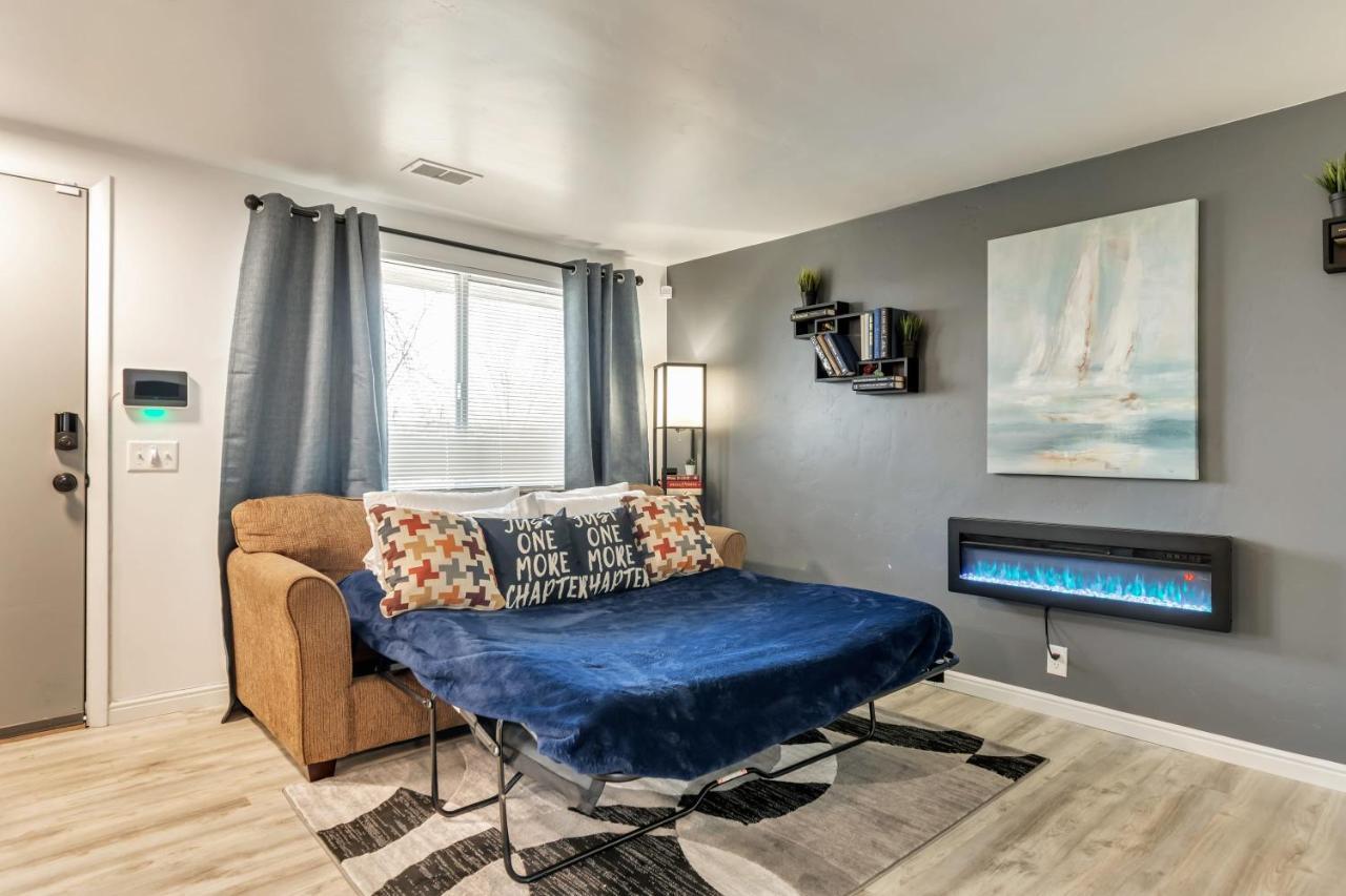 Apartment Cozy For Bookworms - Laundry - King Bed - Parking *
