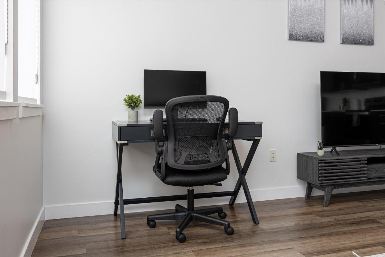 Apartment Modern 1b Loft Near Downtown With King Bed, Workstation, Fast Wi-fi *