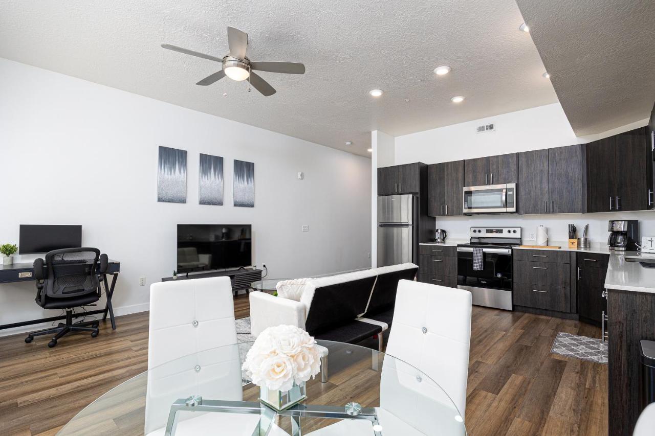 Modern 1b Loft Near Downtown With King Bed, Workstation, Fast Wi-fi