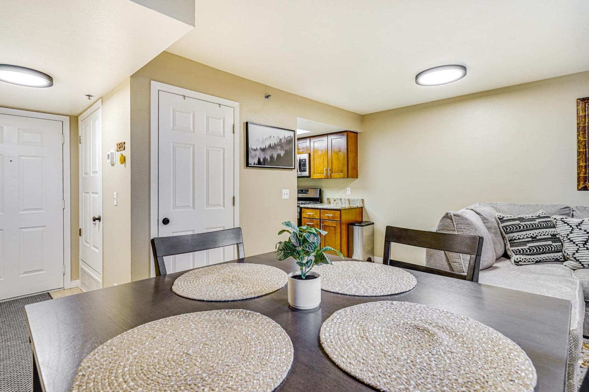 Cozy And Centrally Located Slc With Balcony! Apartment *