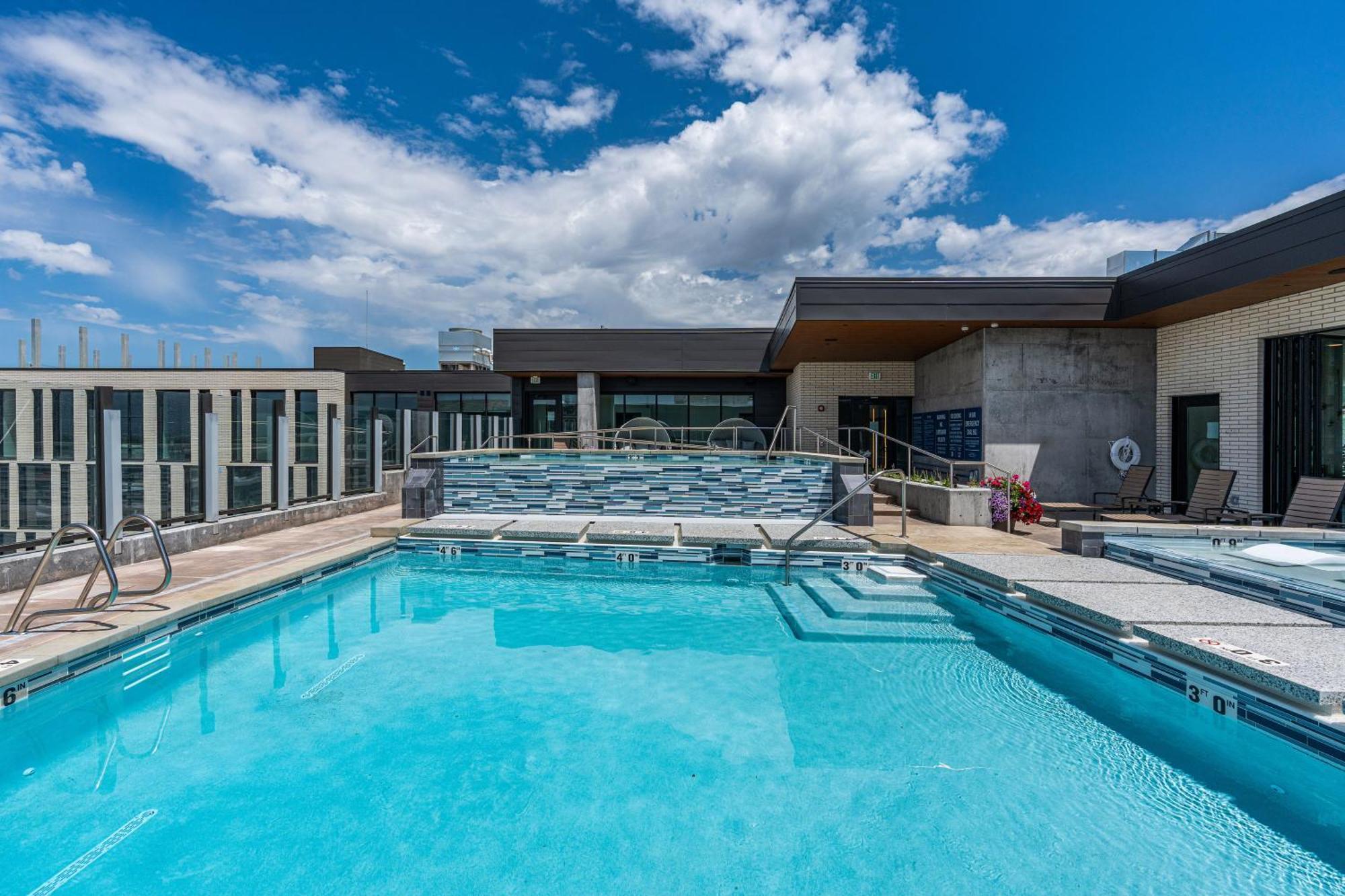 Exceptional 1bd Ba-pool Htub Gym Apartment