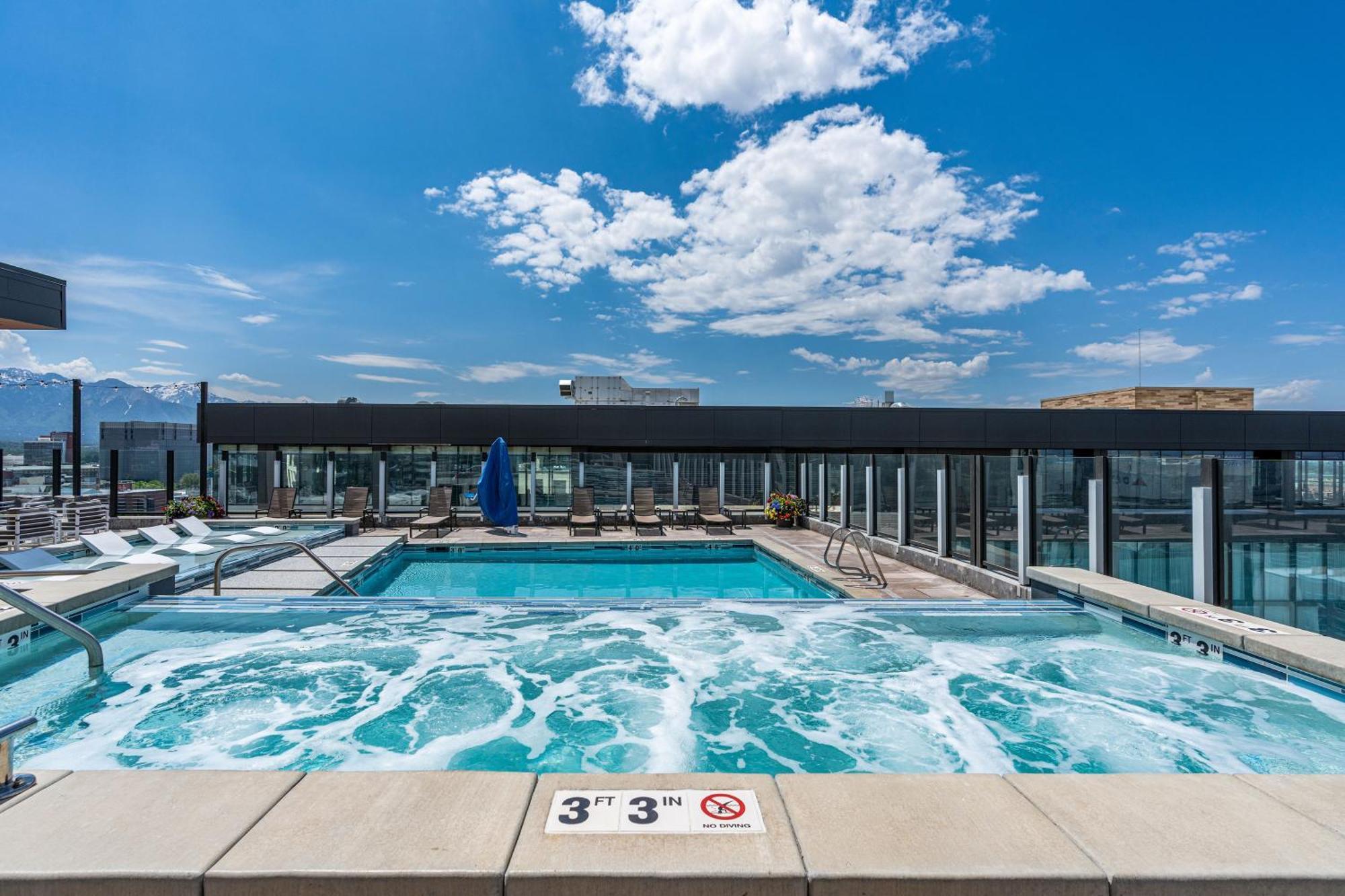Exceptional 1bd Ba-pool Htub Gym Apartment *