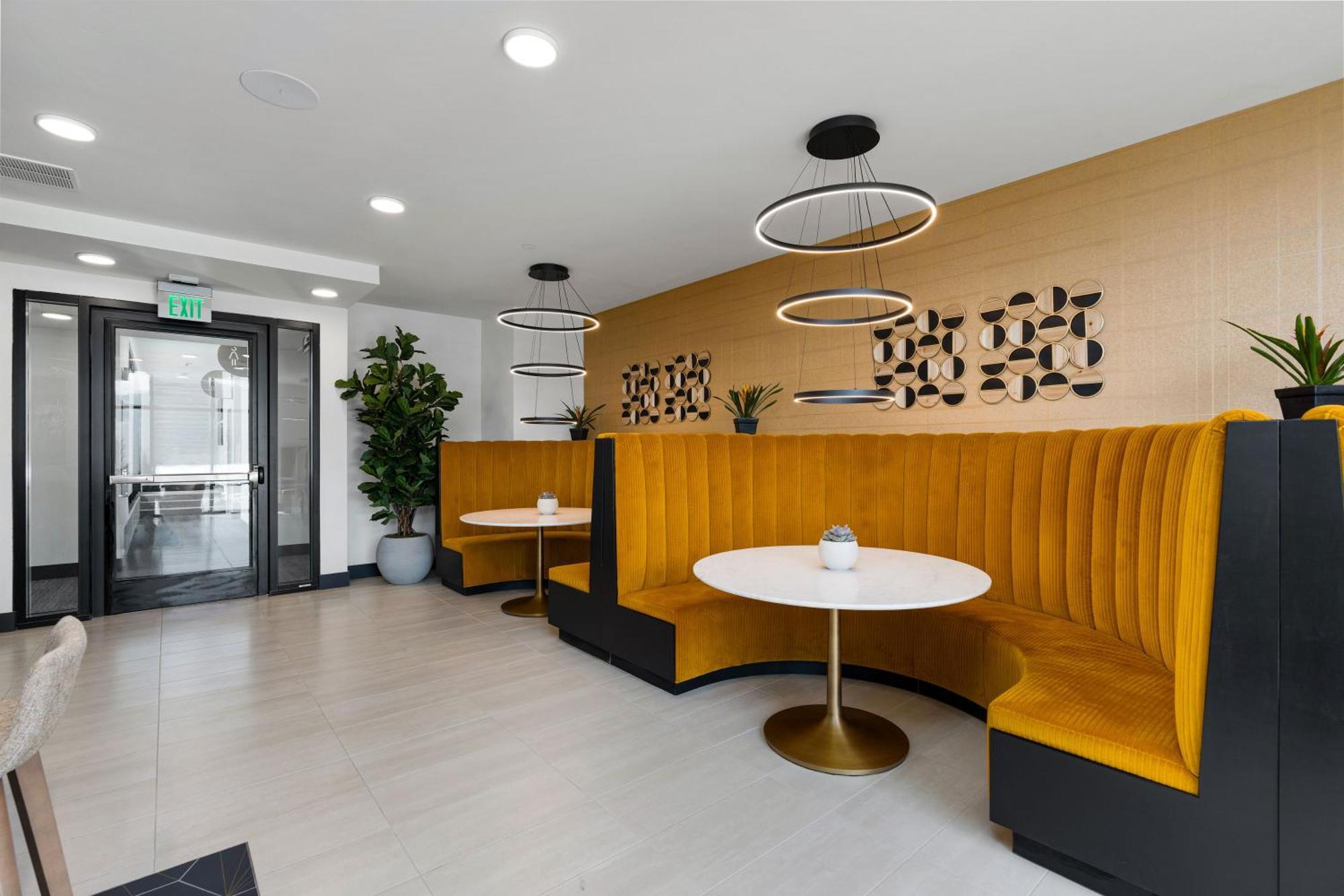 Exceptional 1bd Ba-pool Htub Gym Apartment
