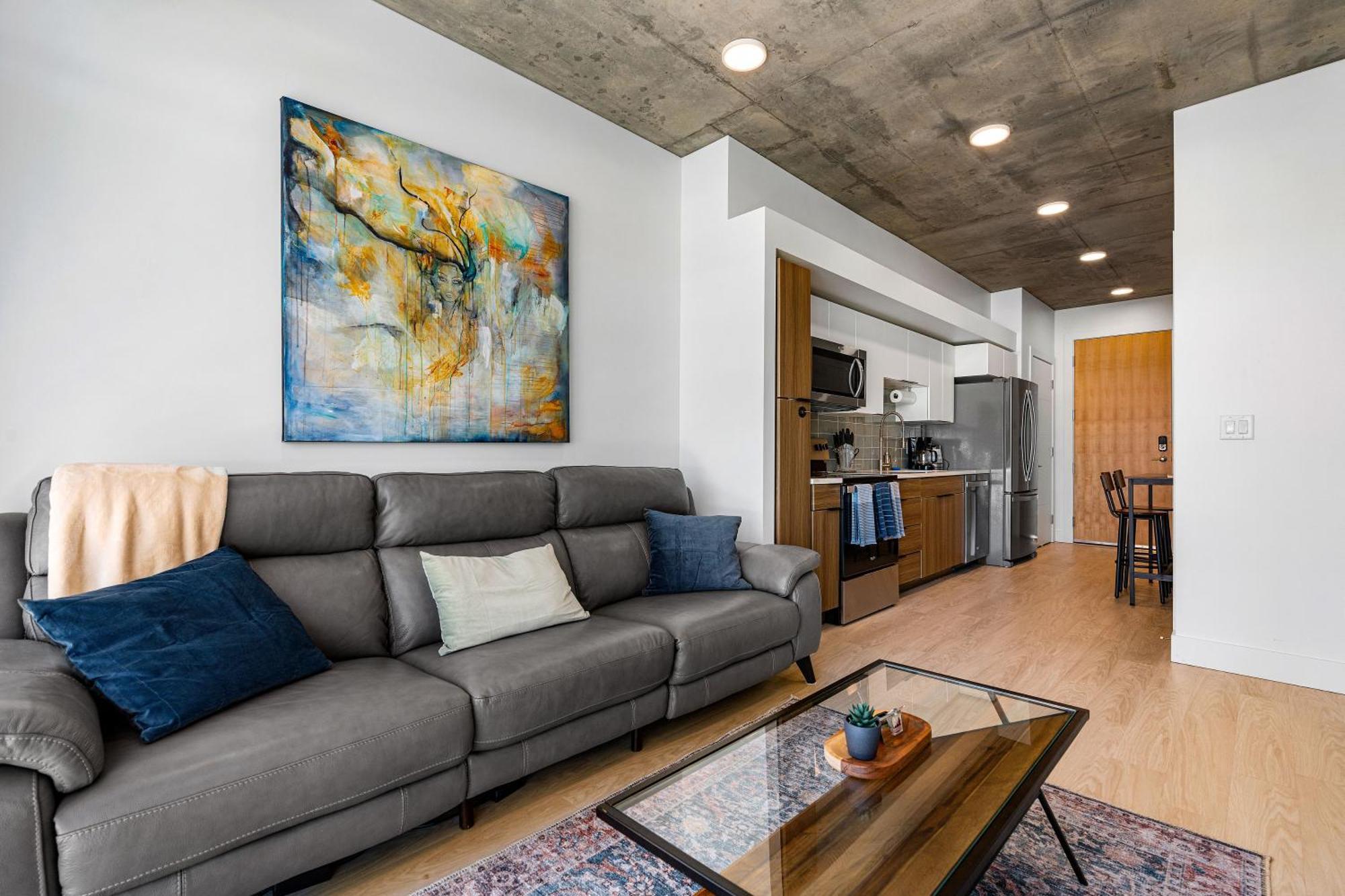 Exceptional 1bd Ba-pool Htub Gym Apartment