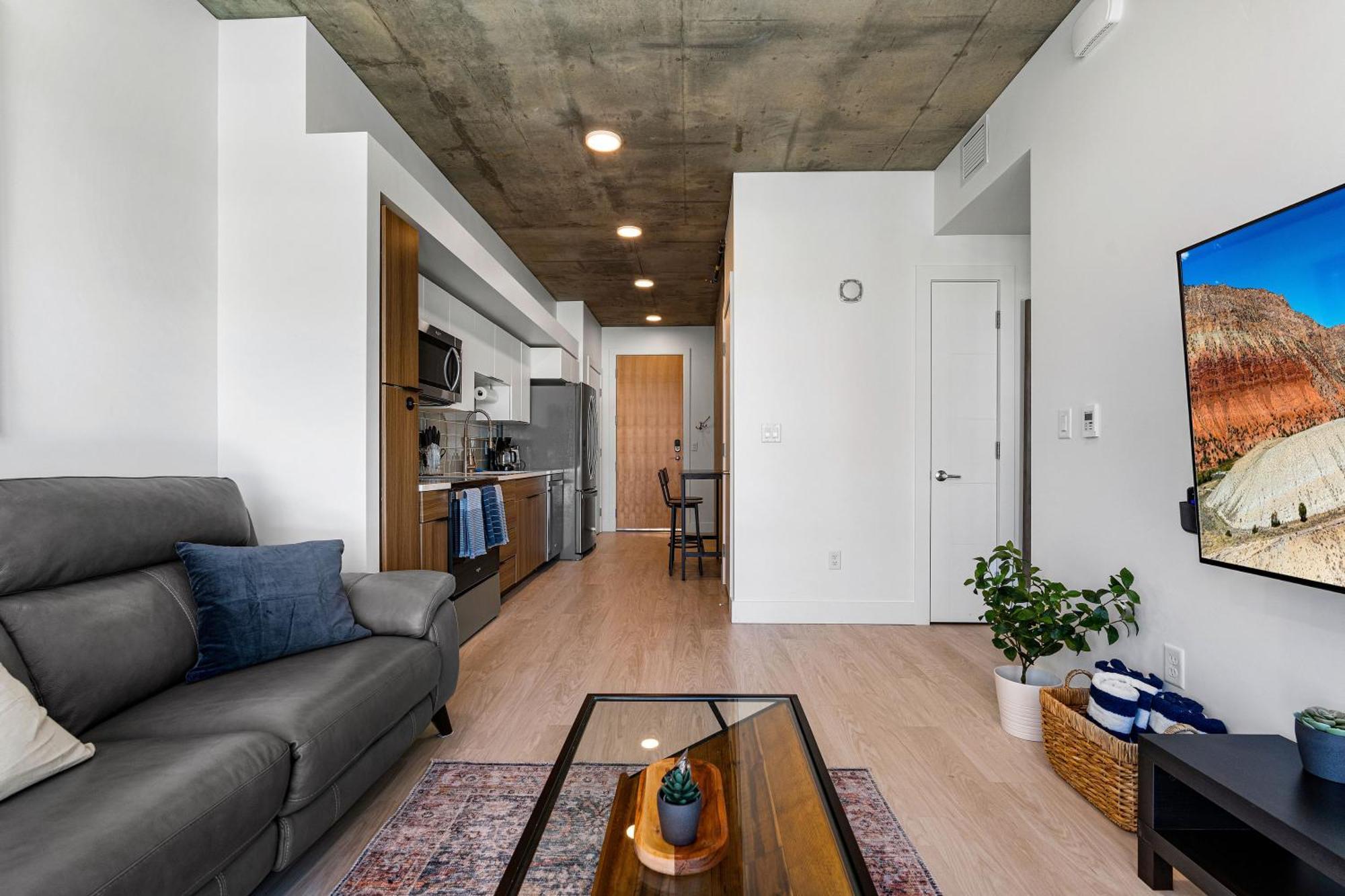 Exceptional 1bd Ba-pool Htub Gym Apartment *