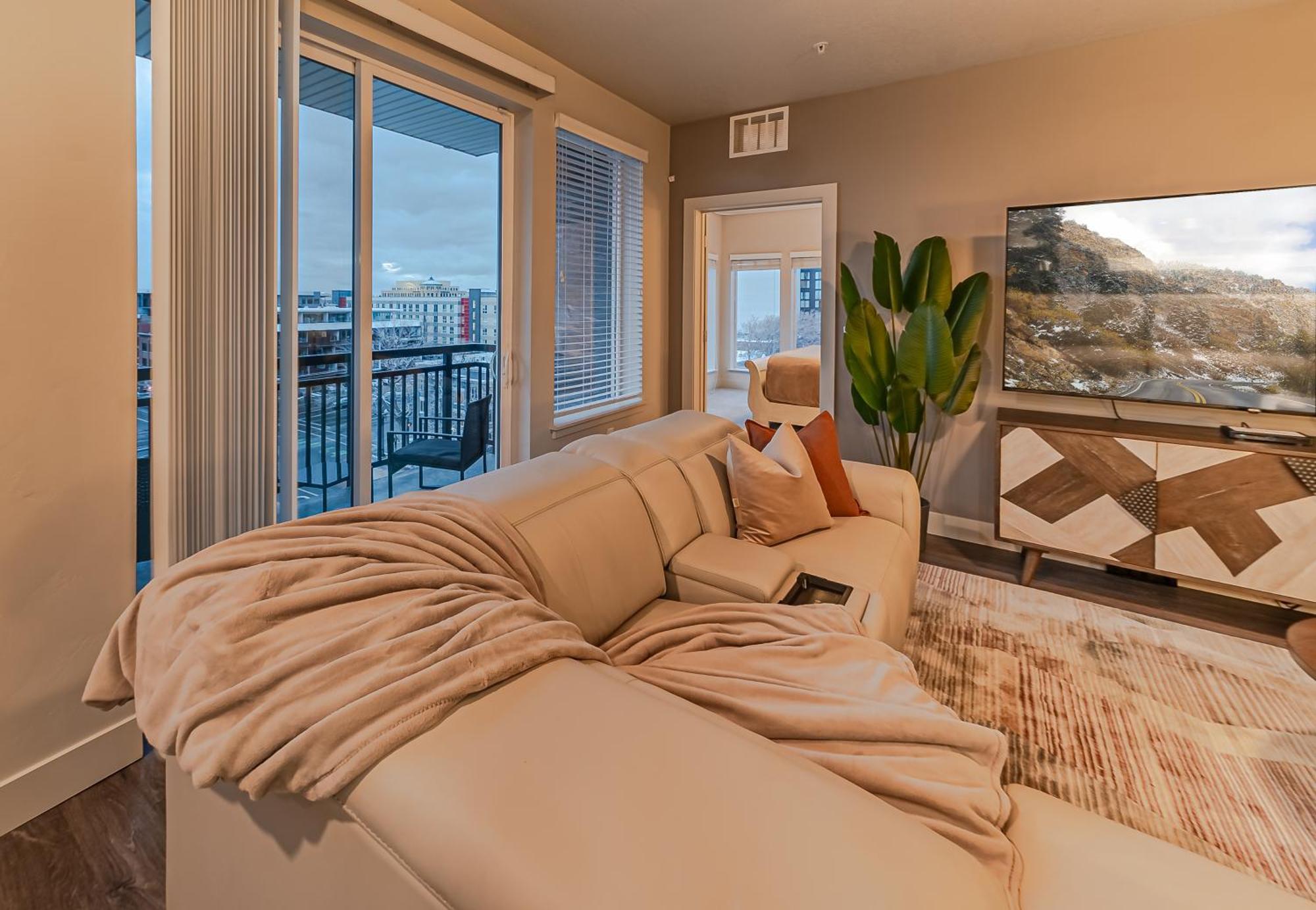 Capital Views 2br 2ba Pool,gym,convention Centre Apartment