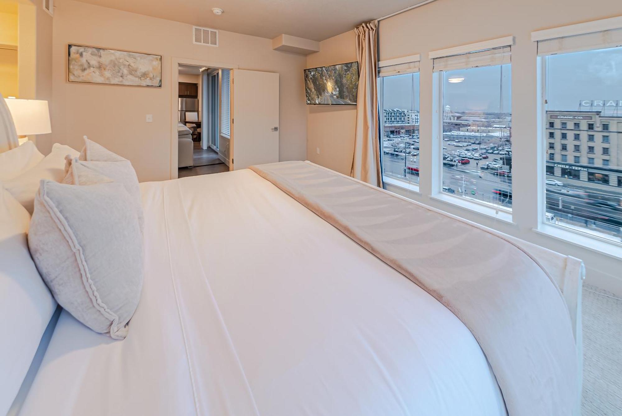 Capital Views 2br 2ba Pool,gym,convention Centre Apartment *