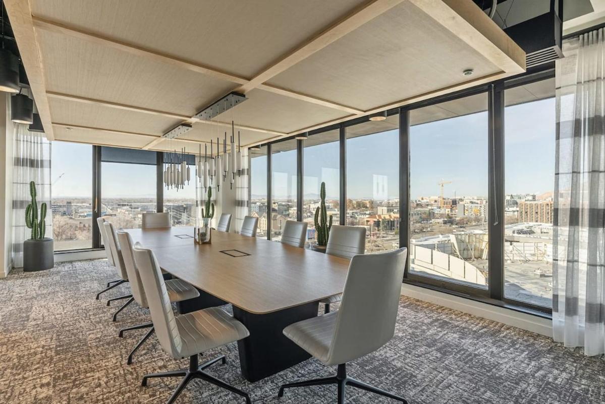 High Rise 11th Floor Views Free Pkg Gym Apartment
