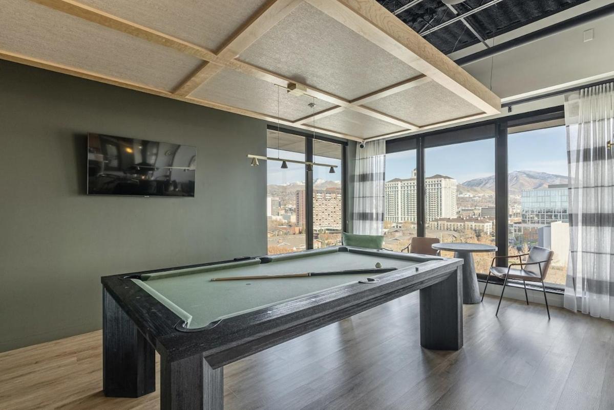 Apartment High Rise 11th Floor Views Free Pkg Gym *
